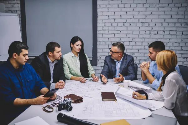 Professionell Grupp Erfarna Medarbetare Kommunicerar Brainstorming Kontorsanalys Ritning Affärspartners Diskuterar — Stockfoto