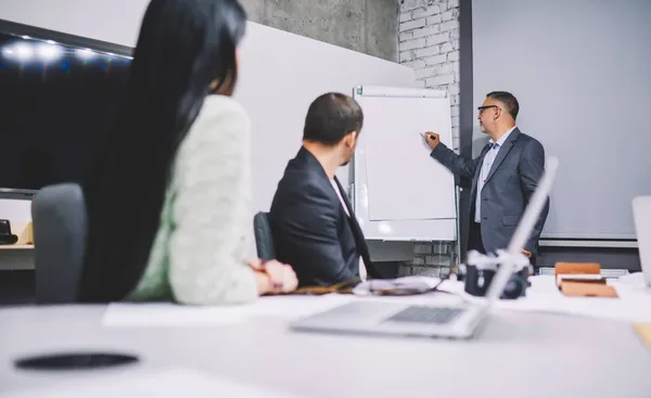 Ervaren Baas 50S Coaching Professionele Medewerkers Tijdens Betrokken Briefing Bestuurskamer — Stockfoto