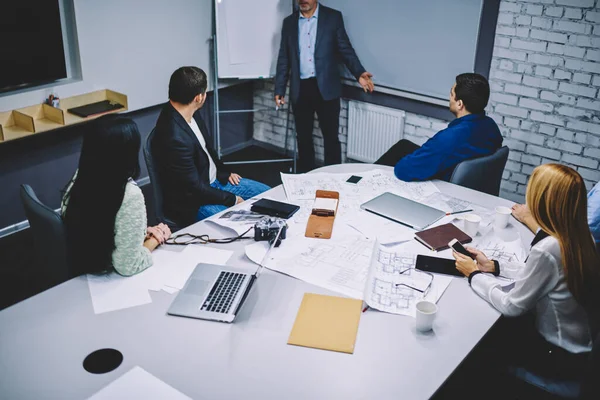 Expertgrupp Diskuterar Projekt Och Ritskisser Konferenssamarbete Styrelserummet Manliga Och Kvinnliga — Stockfoto