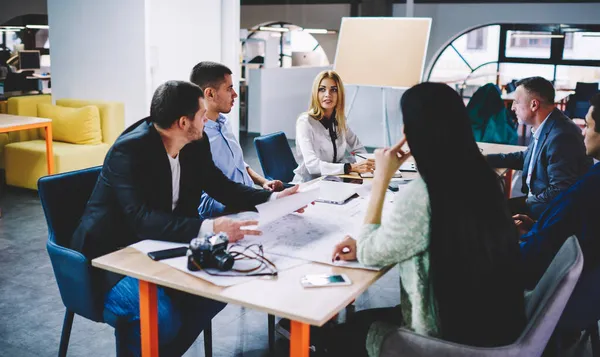 Gruppo Esperti Professionisti Che Discutono Progetti Schizzi Progetto Durante Collaborazione — Foto Stock