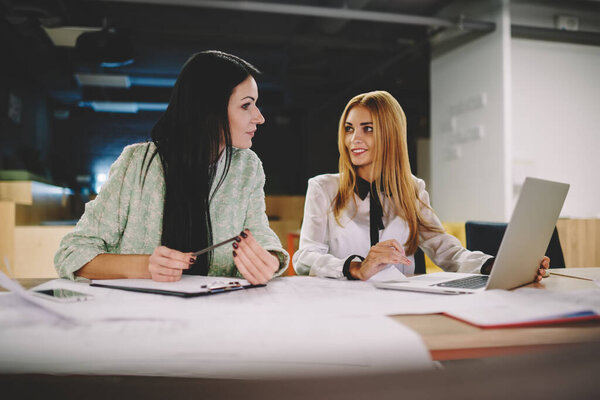 Умные случайные сотрудники смотрят веб-видео при планировании запуска разработки с использованием офисного подключения к Интернету на цифровых ноутбуков технологии, квалифицированные исполнительные менеджеры проверка электронной почты от босса