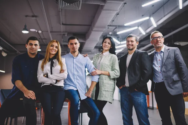 Felices Colegas Masculinos Femeninos Vestidos Con Ropa Informal Formal Inteligente — Foto de Stock