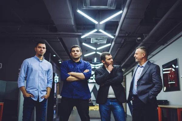 Retrato Mitad Duración Los Directores Corporativos Masculinos Confiados Posando Durante — Foto de Stock