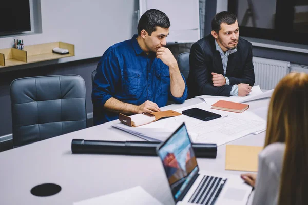 Manliga Och Kvinnliga Kollegor Analysera Skiss Och Ritning Arbetsdagen Kontorsinteriör — Stockfoto