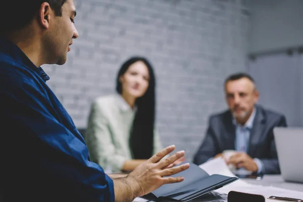 Grupp Företagsledare Som Diskuterar Erfarenheter Utbyte Och Affärsstrategi Genomgång Kontorsrum — Stockfoto