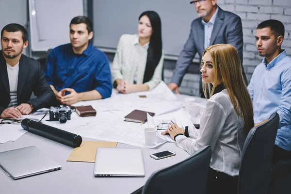 Självsäkra Manliga Och Kvinnliga Arkitekter Diskuterar Idéer För Ingenjörsprojekt Spenderar — Stockfoto