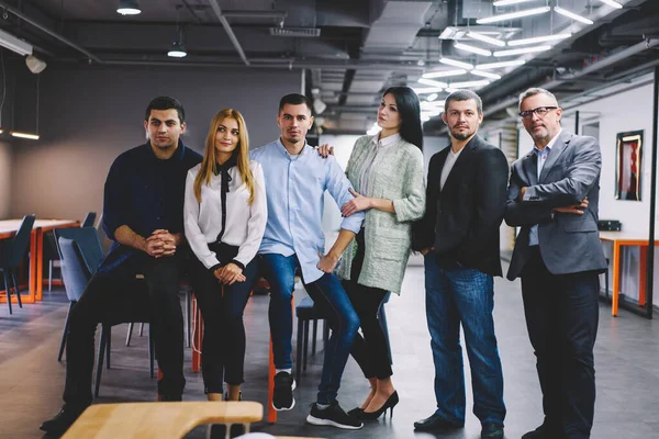 Retrato Completo Colegas Masculinos Femeninos Exitosos Mirando Cámara Durante Reunión — Foto de Stock