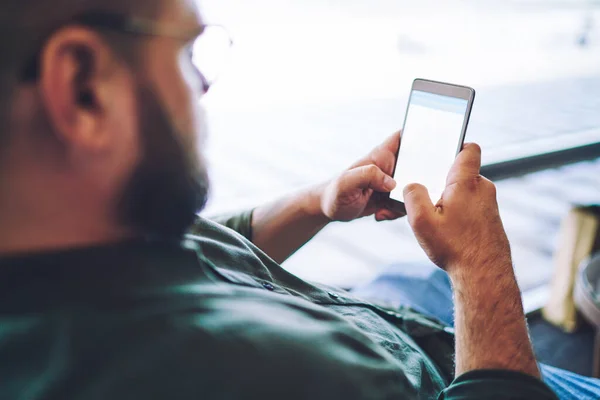 Зверху Бородатий Чоловік Повсякденному Одязі Переглядає Мобільний Телефон Перевіряє Соціальну — стокове фото