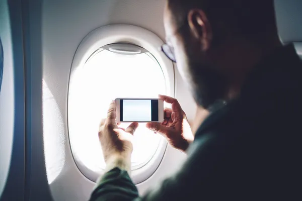 Vista Lateral Homem Barbudo Irreconhecível Com Óculos Viajando Avião Tirando — Fotografia de Stock