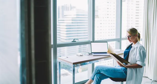 Side View Female Entrepreneur Sitting Table Window Laptop Reading Report — Stock Photo, Image