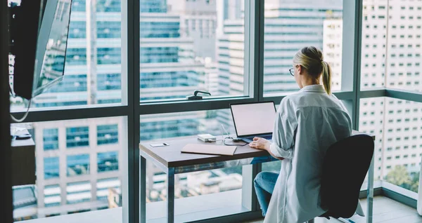 Vista Trasera Empleada Ejecutiva Traje Casual Sentada Mesa Mientras Usa — Foto de Stock