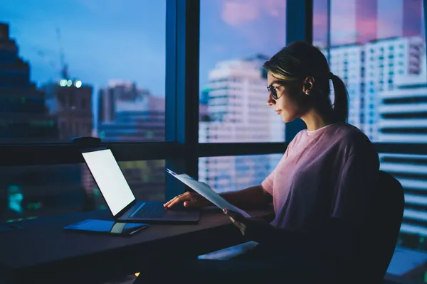 Gün Batımında Ofiste Çalışırken Panoramik Pencerenin Yanındaki Masada Dizüstü Bilgisayar — Stok fotoğraf
