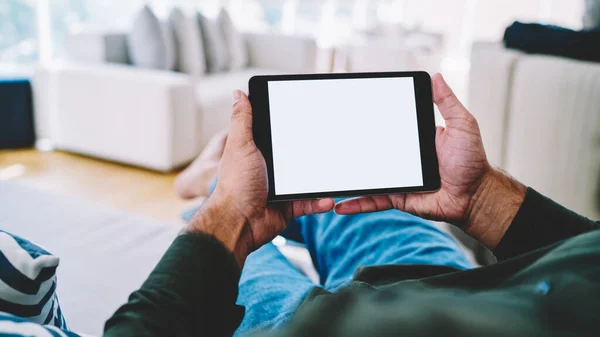 Cortar Anônimo Masculino Segurando Tablet Posição Horizontal Enquanto Assiste Vídeo — Fotografia de Stock