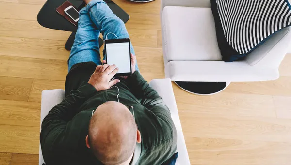 Bovenaanzicht Van Een Anonieme Man Casual Kleding Die Afstand Werkt — Stockfoto