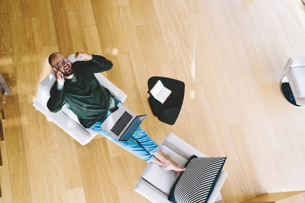 Surprised Male Remote Worker Enjoying Success Celebrating Good News Phone — Stock Photo, Image