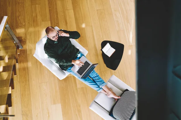 Ovenfra Fokusert Mannlig Frilanser Sittende Komfortabel Lenestol Mens Han Har – stockfoto