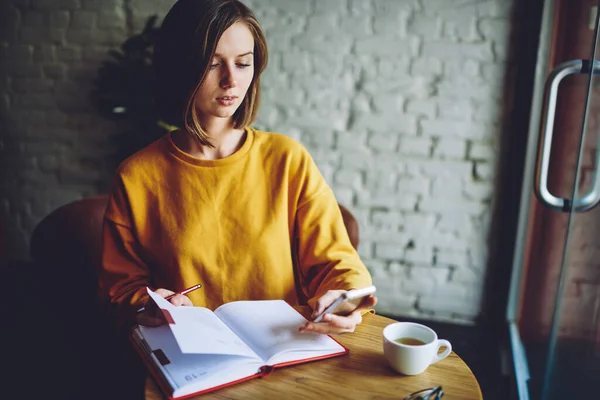 Studentessa Caucasica Che Controlla Pubblicazione Informativa Sul Sito Web Dell — Foto Stock