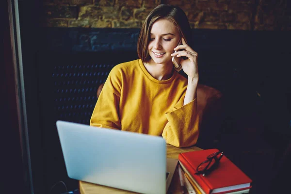 Happy Caucaisan Kvinne Leser Web Publisering Diskuterer Tekst Positiv Mobilsamtale – stockfoto