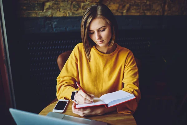 Intelligente Bloggerin Mit Modernem Laptop Und Bildungslehrbuch Die Informationen Schreibt — Stockfoto