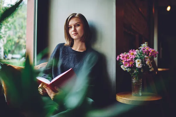Kısa Saçlı Çekici Bir Kadın Okuyucunun Portresi Kamera Önünde Sevdiği — Stok fotoğraf