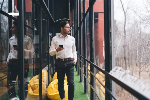 Självsäker Ung Man Trendig Outfit Surfa Smartphone När Går Ner — Stockfoto