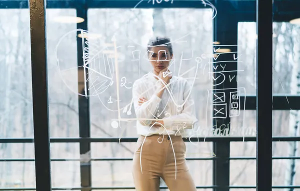 Melalui Pandangan Kaca Terhadap Perempuan Termenung Dalam Pakaian Formal Melihat — Stok Foto