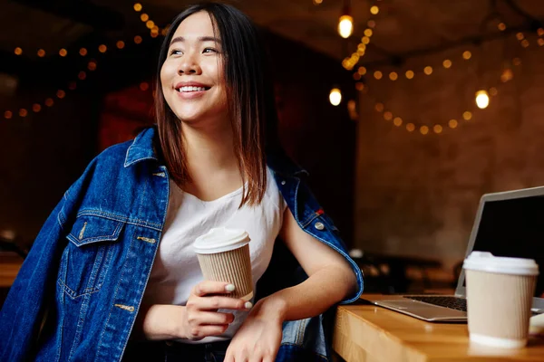 Vrolijke Aziatische Vrouw Freelancer Met Tanden Glimlach Weg Kijken Terwijl — Stockfoto