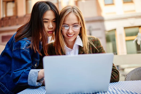 Weemoedige Aziatische Vrouwelijke Student Glimlachende Vrouw Casual Kleding Met Behulp — Stockfoto