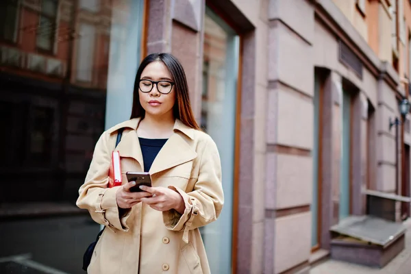 Młoda Pobożna Azjatka Okularach Długich Włosach Stojąca Ulicy Pobliżu Budynku — Zdjęcie stockowe