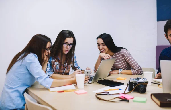 Grupo Compañeras Sentadas Mesa Mirando Pantalla Del Smartphone Mientras Tienen — Foto de Stock