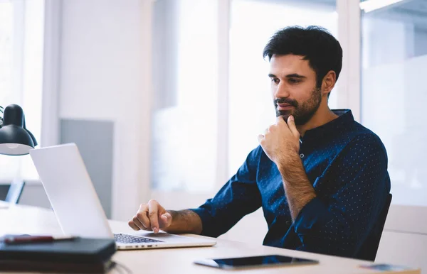 Geconcentreerde Man Met Baard Overhemd Die Kin Aanraakt Zittend Aan — Stockfoto