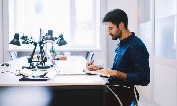 Zijaanzicht Van Attente Jonge Office Manager Die Aantekeningen Maakt Notebook — Stockfoto