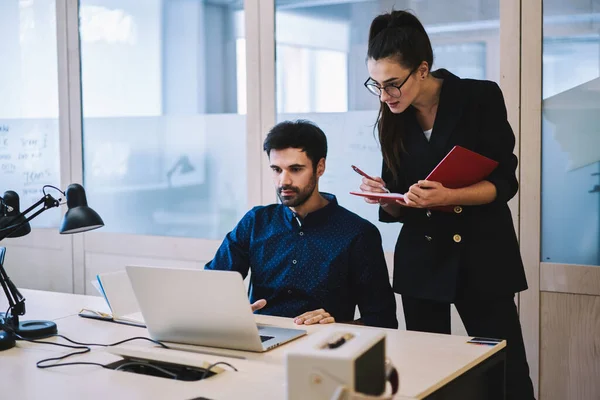 Jóvenes Colegas Multiétnicos Enfocados Ropa Formal Trabajando Con Portátil Juntos — Foto de Stock