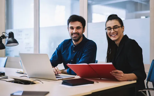 Joyeux Jeunes Collègues Modernes Tenue Cérémonie Assis Bureau Avec Ordinateur — Photo