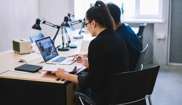 Visão Traseira Colegas Sentados Mesa Com Notebook Lâmpada Mesa Trabalhando — Fotografia de Stock