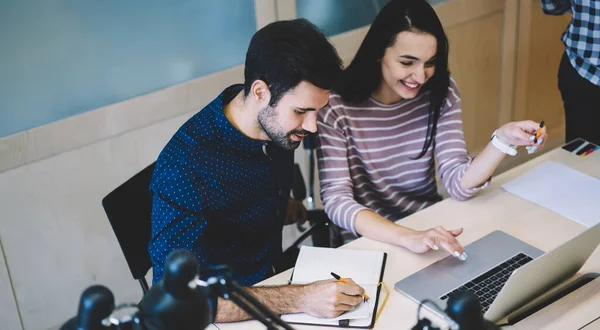 Haut Joyeux Jeunes Collègues Tenue Décontractée Discuter Projet Entreprise Prendre — Photo