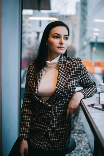 Estudiante Femenina Seria Con Ropa Elegante Con Cabello Oscuro Mirando —  Fotos de Stock