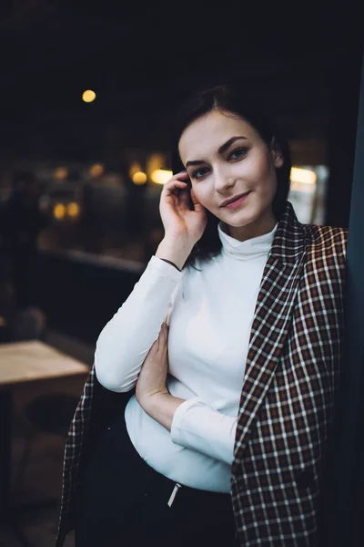 Mujer Joven Sonriente Con Abrigo Moda Cuello Alto Blanco Apoyado —  Fotos de Stock