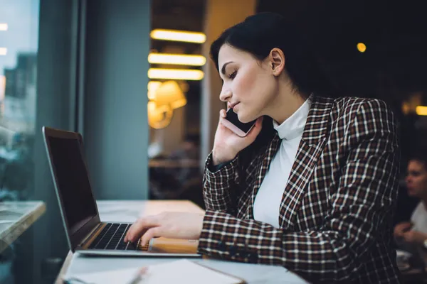 Side View Van Jonge Vrouwelijke Freelancer Elegante Kleding Werken Laptop — Stockfoto