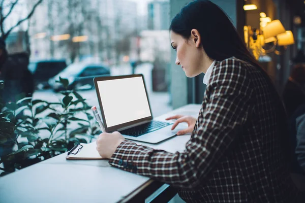 Vista Lateral Una Joven Freelancer Usando Computadora Mientras Escribe Notas — Foto de Stock