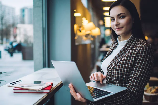 Jeune Femme Vêtements Élégants Travaillant Distance Sur Netbook Tout Tenant — Photo