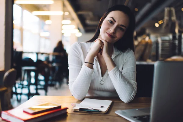 Joven Mujer Feliz Trabajador Remoto Traje Casual Blanco Mirando Cámara —  Fotos de Stock