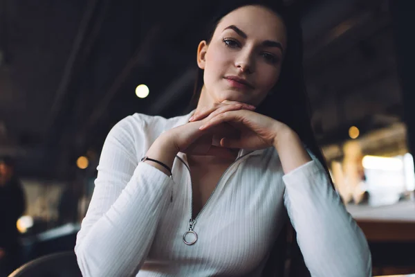 Recortar Pensativa Mujer Ropa Blanca Casual Con Pelo Largo Oscuro —  Fotos de Stock