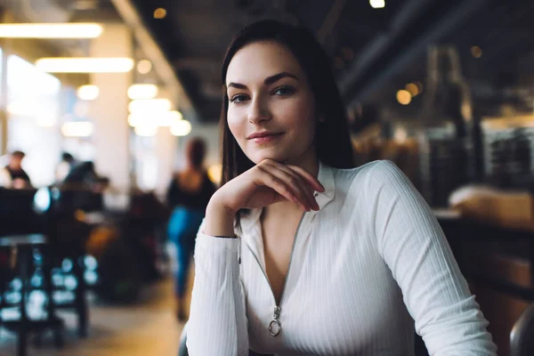 Joven Freelancer Positiva Con Pelo Largo Ropa Casual Sonriendo Mirando — Foto de Stock