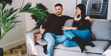 Gündelik giysili genç bir eş, hafta sonu evde vakit geçirip eğlenmek ve kaynaşmak için toplanıyor. Kafkasyalı erkek arkadaş ve kız arkadaş modern oturma odasında iletişim kuruyor.