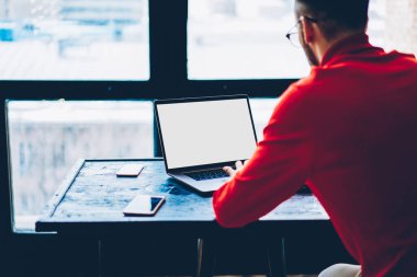 Yetenekli erkek serbest yazar, internet reklamcılığı için fotokopi alanı ile modern laptop teknolojisi üzerinden ortaklarla iletişim kurar, adam boş ekran ile Netbook 'ta içerik yayınını araştırır