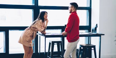 Kafkasyalı meslektaşlar günlük giysiler içinde iş görüşmelerini evde yaptıkları gayri resmi toplantıda tartışıyor, genç erkek ve bayan en iyi arkadaşlar hafta sonu boş vakitlerinde daire içinde iletişim kuruyorlar.