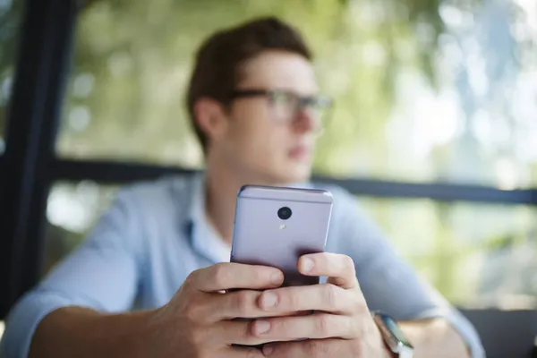Wazig Mannelijke Blogger Met Moderne Mobiele Telefoon Technologie Handen Maken — Stockfoto