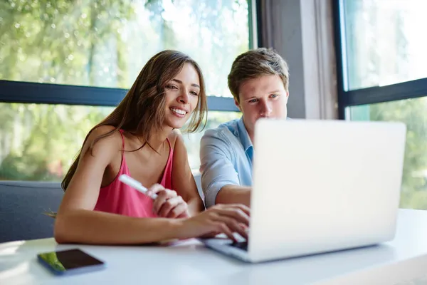 Skilled Caucaisan Hipster Guys Watching Webinar Video Browsed Laptop Computer — Stock Photo, Image