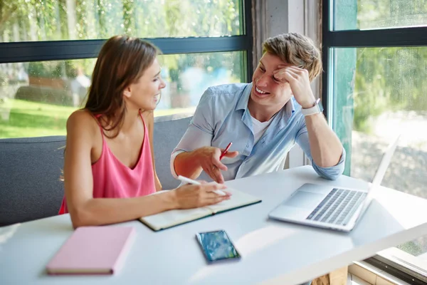Cheerful Caucasian Female Male Students Enjoying Collaboration Discussing Content Plan — Stock Photo, Image